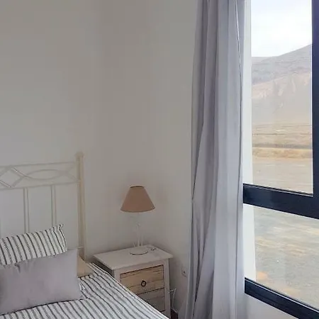 The White House Hébergement de vacances Orzola